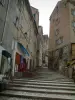 Разрез - Лестница на улице облицована домами