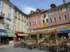 Разрыв - Place Jean Marcellin: кафе-терраса, магазины и дома с красочными фасадами старого города