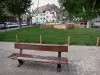 Разрыв - Place Saint-Arnoux: скамейка, газон, клумба, дома и строения
