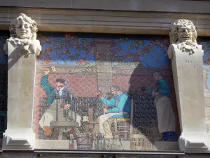 Реймс - Мозаика фасада на улице Марса, изображающая разработку шампанского