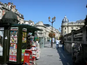 Реймс - Газетный киоск, фонарные столбы, украшенные цветами и зданиями города