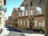 Родемак - Улица средневекового города с развешенными флагами и домами, украшенными цветами