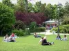 Сад Champ-de-Mars - Отдых на траве в зеленой обстановке