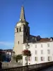 Санкт-Жирон - Колокольня церкви Сен-Жирон, фасады, фонарный столб с цветами и мост