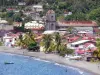 Санкт-Петер - Вид на башни собора Нотр-Дам-де-Л'Ассомбион, пляж и дома города на берегу Карибского моря