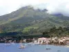 Санкт-Петер - Вулкан горы Пеле с видом на город Сен-Пьер и его залив, усеянный лодками