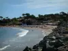 Санкт-Aygulf - Скалы, песчаный пляж с летними посетителями, сосны и дома морского курорта