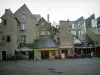 Сен-Брие - Мощеная площадь выложена домами и террасами кафе