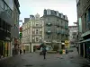 Сен-Брие - Улица выложена домами и магазинами