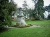 Сен-Брие - Парк украшен статуей и деревьями