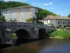 Сен-Жан-де-Cole - Мост через реку (Ла-Кот) и дома