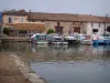 Сен-Жиль - Марина с пришвартованными лодками, ресторанной террасой и домами города