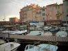 Сен-Тропе - Лодки из гавани, набережной, ресторанов, домов с разноцветными фасадами и башни Порталет, облака в небе