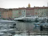 Сен-Тропе - Лодки и яхты из порта с видом на дома с красочными фасадами и церковным шпилем
