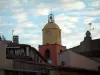 Сен-Тропе - Башня церковного колокола с яркими цветами, дома старого города и облака в синем небе