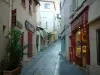 Сен-Тропе - Крутая аллея старого города, выложенная домами