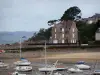 Сен-Briac-сюр-Мер - Приморский курорт Изумрудного побережья: виллы, пляж и пристань для яхт с лодками и парусниками во время отлива