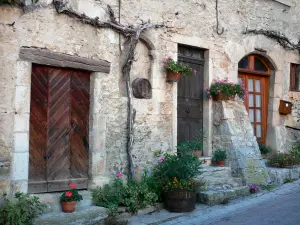 Сен-Sorlin-ан-Bugey - Каменный дом украшенный цветами
