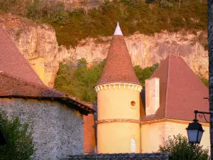 Сен-Sorlin-ан-Bugey - Каменный дом, башня замка с перцем, настенный фонарь и скала на заднем плане