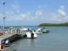 Старый Бур - Порт Вье-Бург и его пришвартованные лодки с видом на природный заповедник Большой Куль-де-Сак-Марин