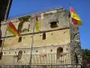 Термы-д'Арманьяк - Фасад главного здания, остатки замка Тибо де Термес