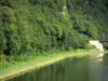 Трансарденская зеленая дорога - Долина Мааса, в Региональном природном парке Арденн: Зеленая дорожка (велосипедная дорожка), построенная на старой тропе вдоль реки Маас, в зеленой зоне