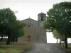 Туртур - Аллея с деревьями ведет к церкви Сен-Дени (романская архитектура)