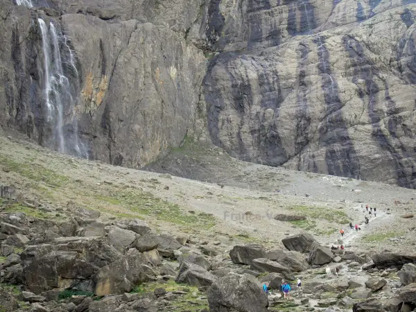 Цирк Гаварных - Скальные стены природного цирка, образующие вал (стену), большой водопад, скалы и дорожки, позаимствованные туристами, ведущие к подножию водопада; в Пиренейском национальном парке