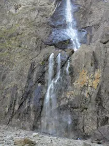 Цирк Гаварных - Большой водопад, каменная стена природного цирка и пешеходов у подножия водопада; в Пиренейском национальном парке