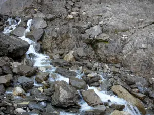 Цирк Гаварных - Вода, текущая между скалами; в национальном парке Пиренеев