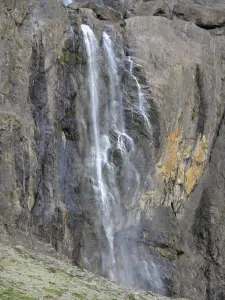 Цирк Гаварных - Большой водопад (водопад) и скала; в Пиренейском национальном парке