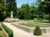 Шато-Гонтье - Jardin du Bout du Monde: бюст поэта Чарльза Лойсона, бассейн, скамейки и деревья