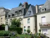 Шато-Гонтье - Фасады домов на Grande Rue, цветник Фуке и бюст Жана-Сильвена Фуасье (бывший мэр Шато-Гонтье)