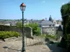 Шато-Гонтье - Монте Сен-Жюст с видом на крыши города и купол больницы Сен-Жюльен; фонарный столб на переднем плане