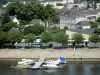 Шато-Гонтье - Река Майенн, лодки пришвартованы к понтону, пристани, домам и зданиям города