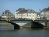 Шато-Гонтье - Мост через реку Майенн и фасады города