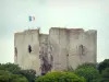 Штампы - Тур де Гинетт (крепость старого замка) в окружении зелени