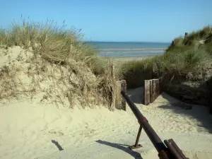 Юта Бич - D-Day beach: пляж Юты и пушка (пережиток) на переднем плане