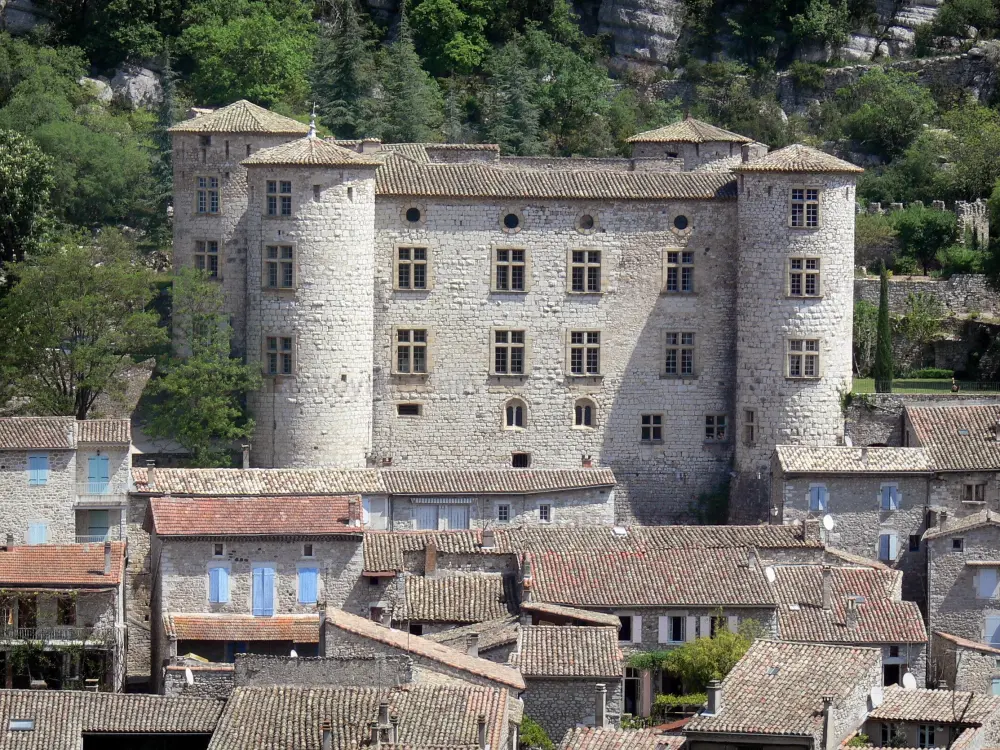 のアルデシュ県ガイド - 流行 - 丸型塔に面した城Vogüé、村の家屋の屋根を見下ろす
