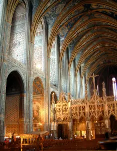 アルビ - サントセール大聖堂の内部：華やかなゴシック様式の屏風とフレスコ画