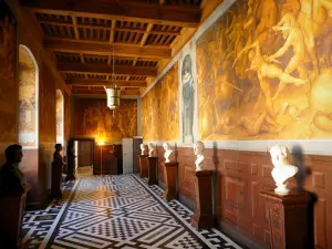 アンシー＝ル＝フラン城 - ルネッサンス宮殿の内部：その胸像と壁画とファルサルスギャラリー