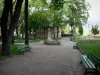 アンブラン - クローヴィス・ヒューズの像と大司教の庭（パス、ベンチ、木、芝生、花）
