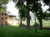アンブラン - デュランス渓谷を望む大司教宮殿の庭園（芝生、木、街灯、ベンチ）