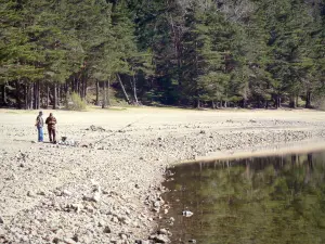 イサレレス湖 - 水の端にある漁師たち