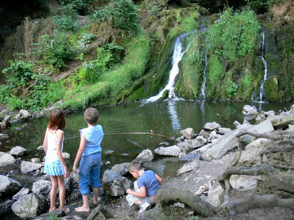 のエーヌ県ガイド - ブランジー池 - ブランギーの滝の端にいる子供たち。 Hirsonの町で