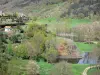 オートロワールの風景 - Gorges de l'Allier：アリエ川を見下ろす木々が並ぶ家