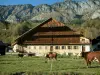 のオート・サヴォワ県ガイド - シャブレ - 牛とアルプ（牧草地）オーシャブラに豊富な菜園、木製バルコニー付きの古いコテージ