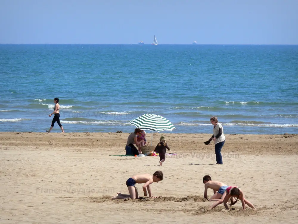 のオード県ガイド - グロッサン - Gruissan-Plage：地中海の端、砂浜のビーチでの行楽客