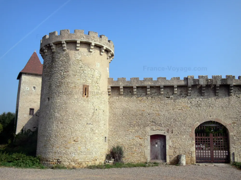 のオーヴェルニュ=ローヌ=アルプ地域圏ガイド - ロシュ城 - 封じ込められた塔と封建の城の門。 Chaptuzatの自治体で