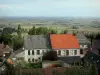 のオー・ド・フランス地域圏ガイド - 北部の風景 - モンカッセルからは、カッセル市の家々の屋根、木々、そしてフランダースの平原を眺めることができます。